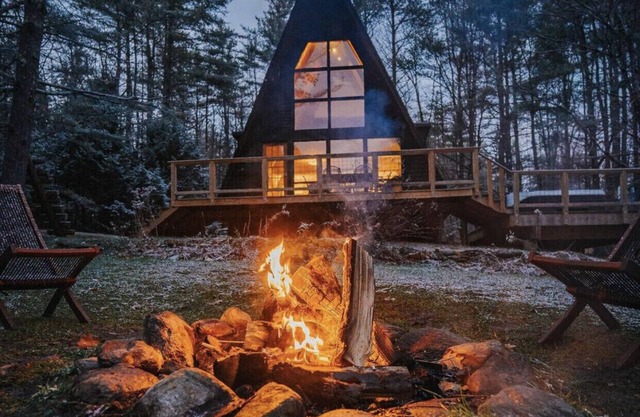 Mod A Frame Cabin in the Woods Close with Hot Tub -close to Mt. Snow & Stratton!