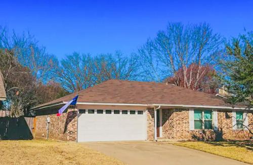 Mod Hip Home Pets OK Location near FW Stockyards by Vacation Your Way