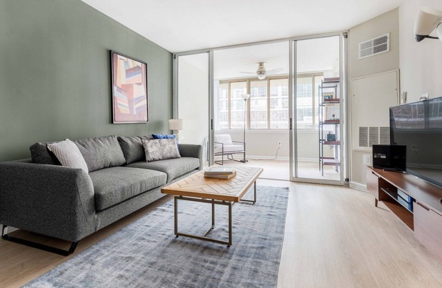 Mod Mount Vernon 1BR w/Gym, Pool, W/D, nr. Chinatown, by Blueground