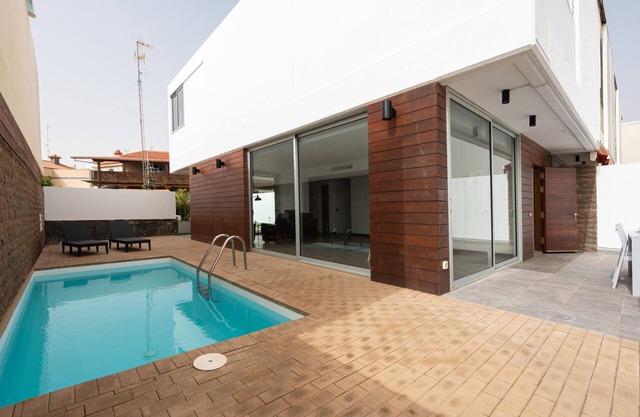 Modern 2BR House - Private Pool - Parking