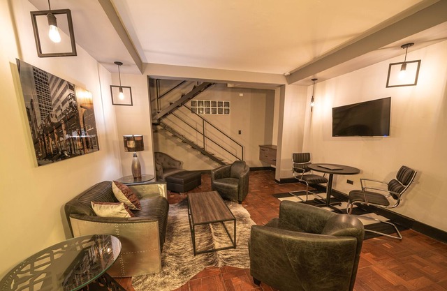 Moder experience at this beautiful unit.Located in the exclusive Astorga!