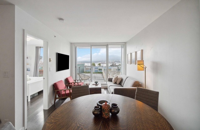 Modern 1-Bed Condo | Mountain Views | 10 mins > DT