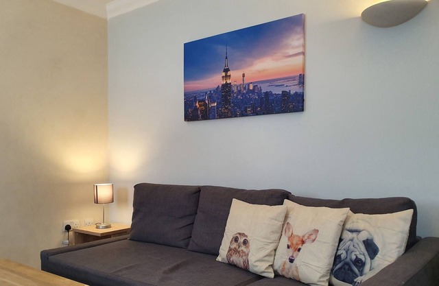 Modern 1 Bed in Old Town. Ideal for Food & Drink!