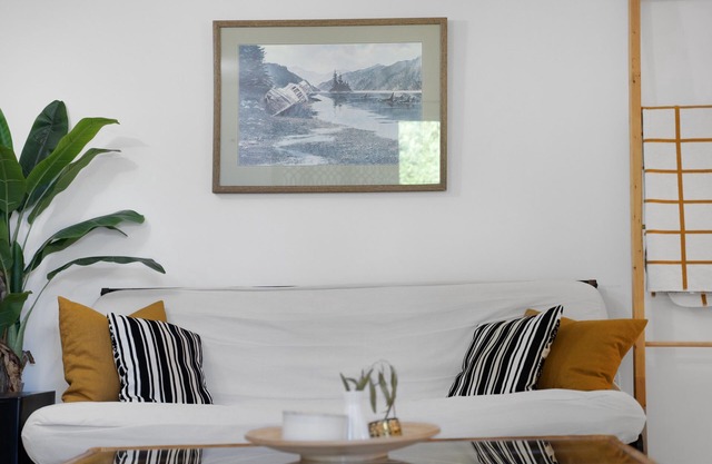 Modern 1 Bed Suite Close to Town & Westwood Lake
