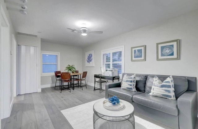 Modern 1 Bed w/FREE Parking, Workspace & Printer