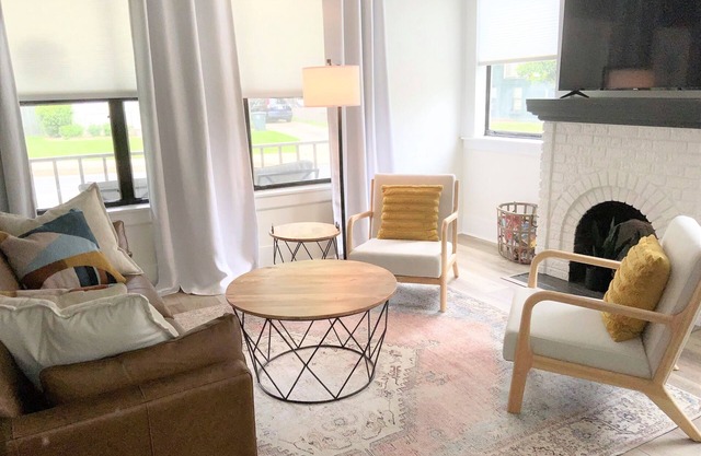 🏠Modern 1 Bedroom Apartment Historic District Sleeps 4 Walkable to Downtown