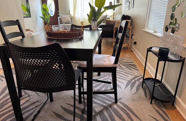 Modern 1-bedroom apartment with 1 FREE Parking, Whirlpool bathtub,Full Kitchen