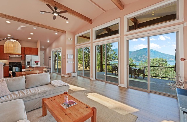 Modern 1-bedroom house with amazing views of the lake
