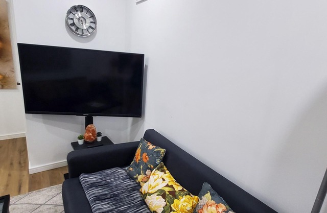 Modern, 1 bedroom, private, close to subway