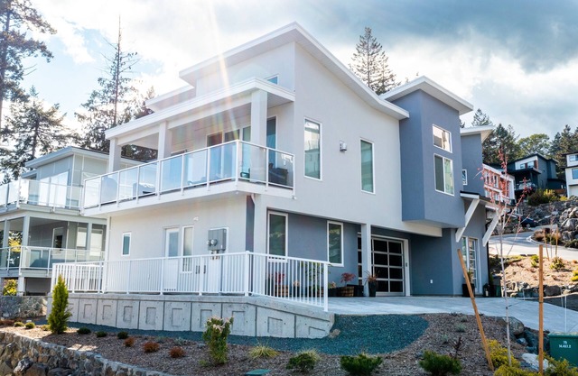 Modern 1-bedroom self contained suite w/Full Kitchen and Air Conditioning