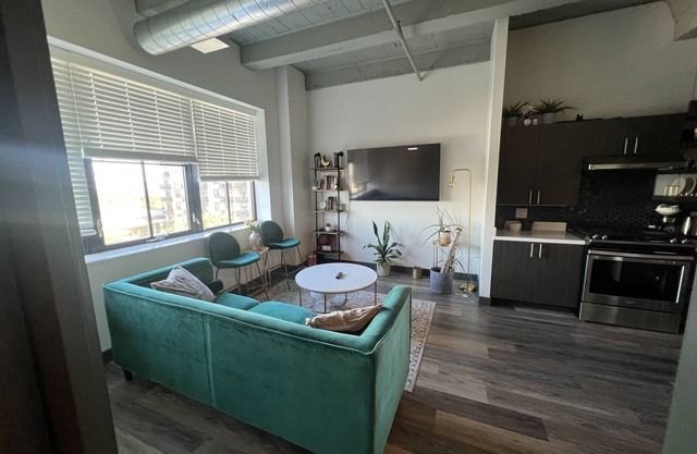 Modern 1-bedroom with access to GYM and Lounge! Close to McCormick