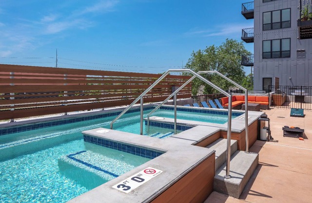 Modern 1 BR Dwntwn Apt with Hot Tub
