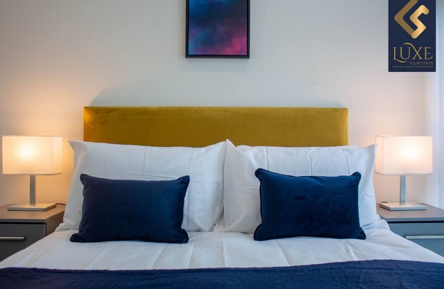 Modern 1 DBL Bed APT- w/Free Parking On-site- Slough