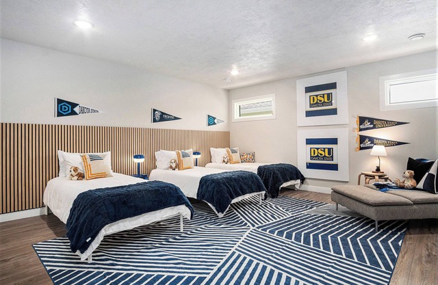 Modern 1 Level - King Bed Primary Suite - 3 TVs - Private Fenced Yard