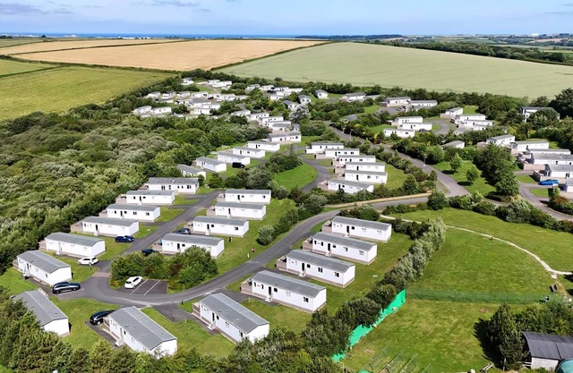 Modern 12ft-wide holiday home with one double with en suite W.