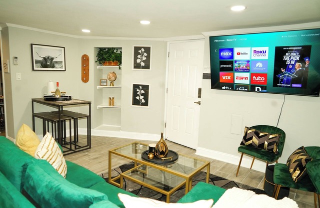 Modern 1BEDROOM W/Free Parking ★ Pet Friendly ★ Close to Metro