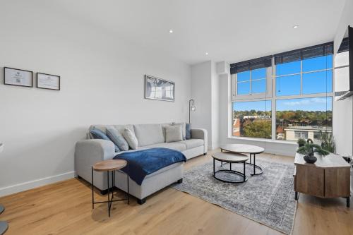 Modern 1BR Above Train to Kings Cross