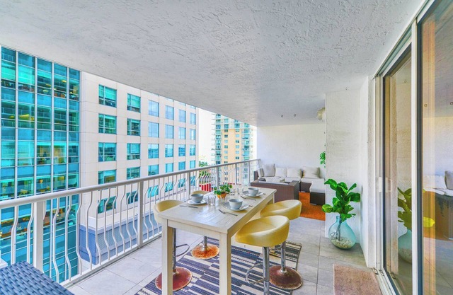 Modern 1BR + Den | Full-Amenity Brickell Condo