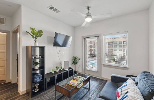 Modern 1BR near TPC Golf | Free Parking & Wifi