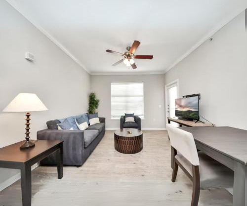 Modern 1BR Retreat Open Layout, Workspace, Views