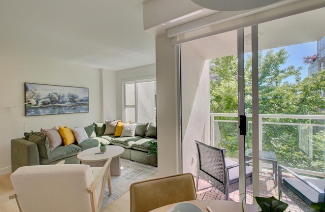 Modern 2-Bed, 2-Bath Urban Oasis in Downtown Vancouver
