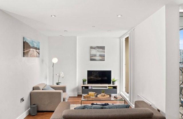 Modern 2-Bed Apartment with Large Balcony