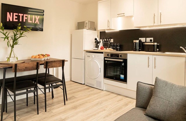 Modern 2-Bed Apartment - Sleeps 4 - Free Parking