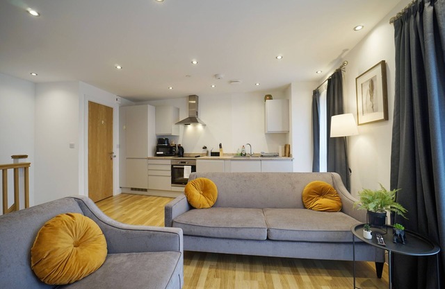 Modern 2 Bed Apartment With Juliet Balcony - DHB Stays