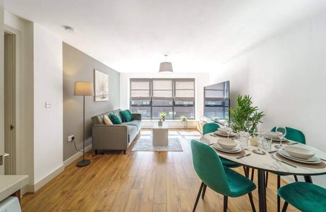 Modern 2-bed central Swindon flat, 1 free parking