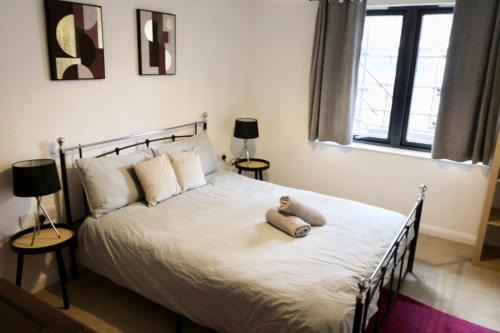 Modern 2 bed close to station