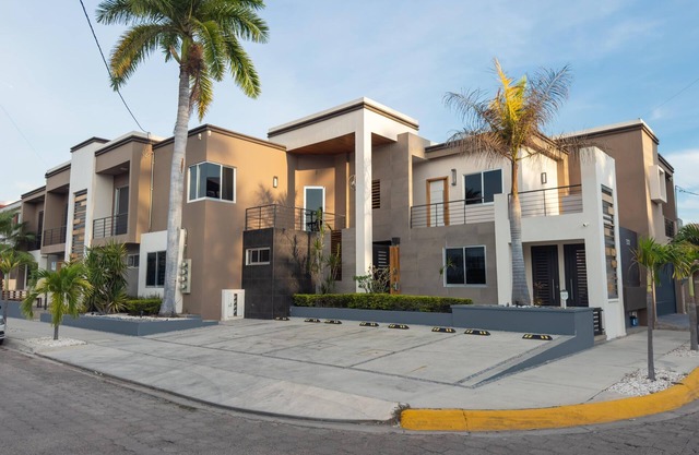 Modern 2‑Bed Condo in Golden Zone: Walk Everywhere!