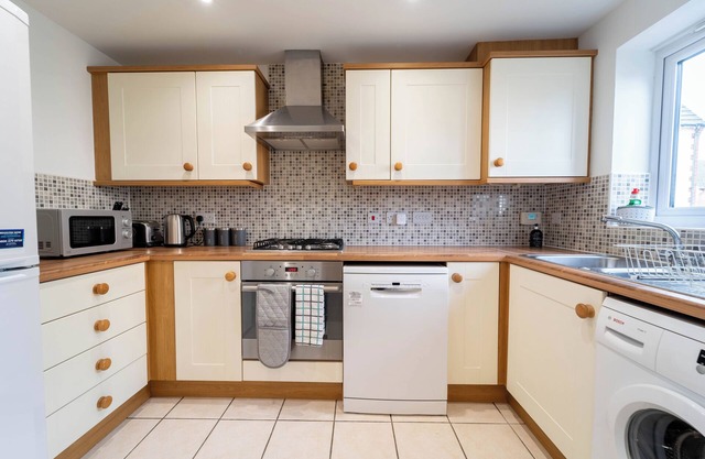 Modern 2 Bed Didcot Home (Free Parking)