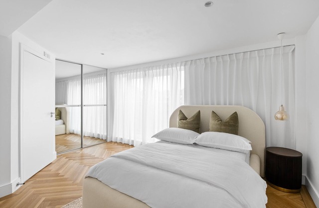 Modern 2 bed duplex city apartment free parking