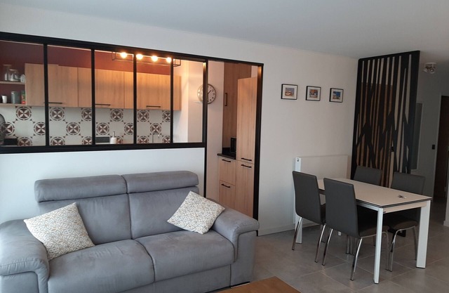 Modern 2-Bed Apartment, 10min Walk to Saint-Jean-de-Luz Centre with Parking & WiFi