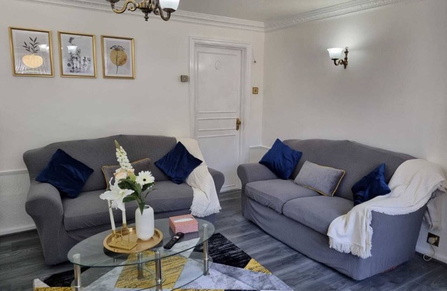 Modern 2-Bed Home - Private Garden, Parking & WiFi