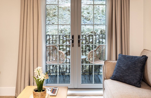 Modern 2 bedroom 1st floor apartment in the pretty village of Stoney Middleton.