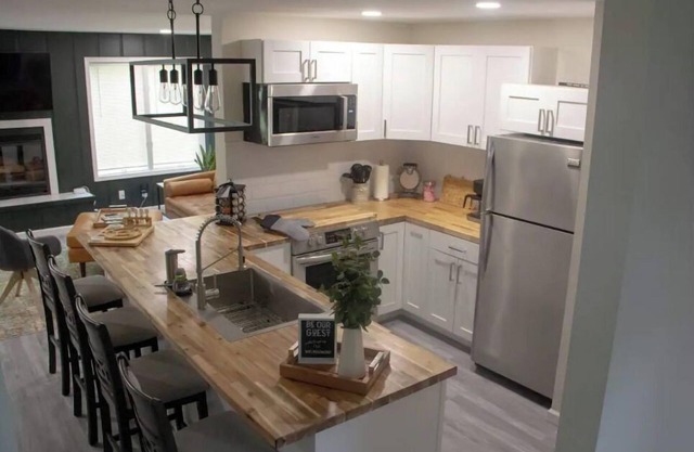 Modern 2 Bedroom Townhome w/Fireplace & Jacuzzi Room