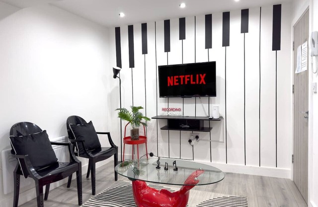 Modern 2-Bedroom Flat Near Turnpike Lane Station