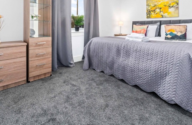 Modern 2 bedroom apartment close to local amenities.