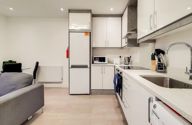 Modern 2 Bedroom Apartment with Parking, Slough