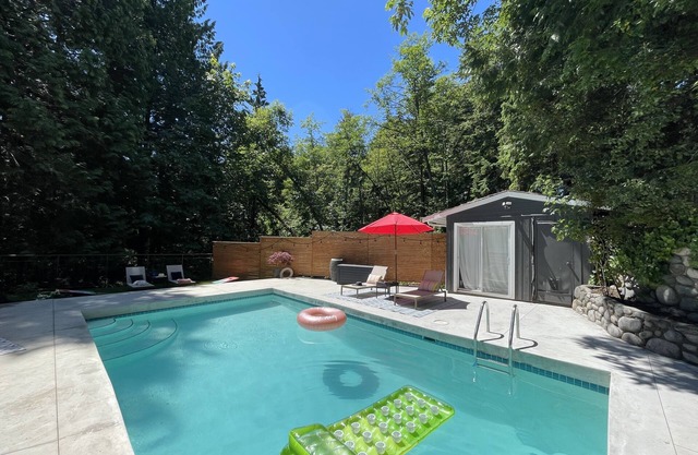 Modern 2 bedroom with Ocean Views, Pool & Hot Tub in Great Location!