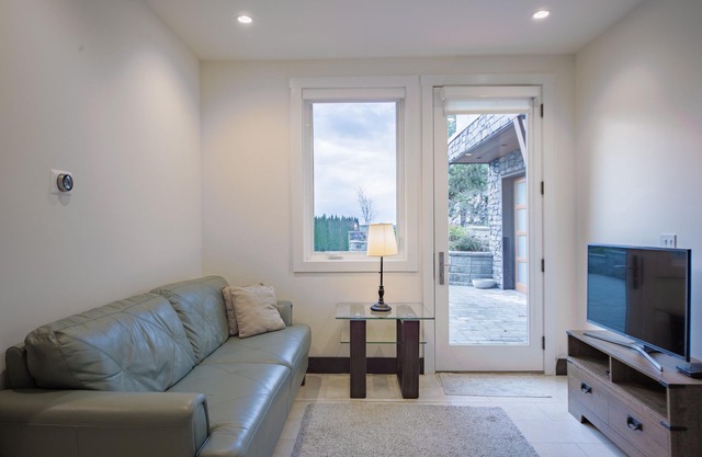 Modern 2 Bedrooms Suite in Dundarave village