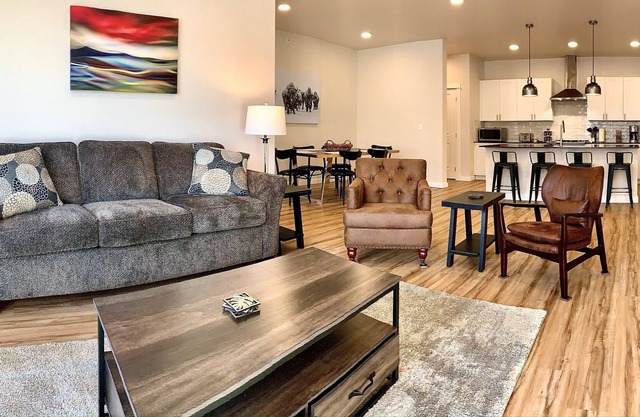 Modern 2 Bedroom Condo Overlooking Paradise Valley and Absaroka Mountains