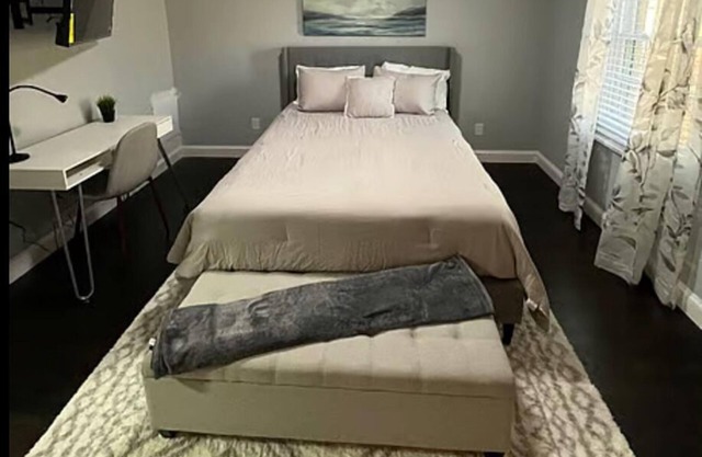 Modern 2 Bedroom Condo in Quaint Neighborhood