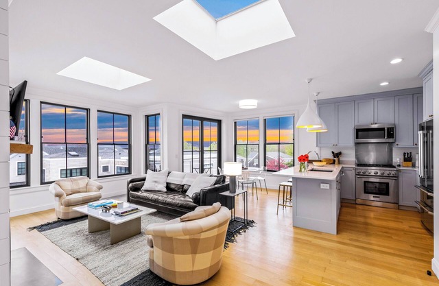 🏳️‍🌈 Modern 2-Bedroom East End Condo 🚗 2 Car Parking 😎 Steps from the Beach