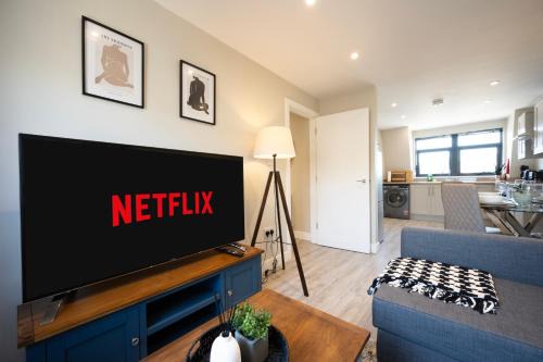 Modern 2 Bedroom Flat, Central Chatham, Self Check-in