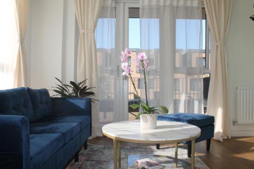 Modern 2-Bedroom Flat with Balcony