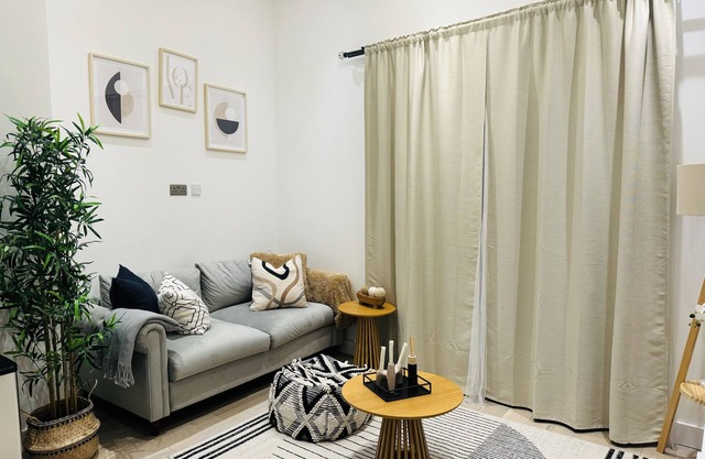 Modern 2 Bedroom in Sutton, Family Size Rooms With Modern Amentites , Free Wifi