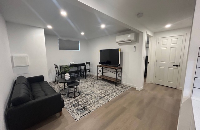Modern 2 bedrooms near Downtown, Lumen field, light rail.