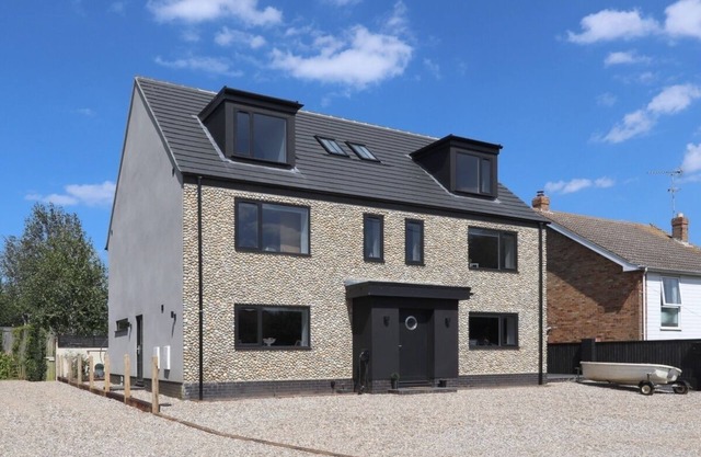 Modern 2 storey Holiday let within easy reach of the Town centre.